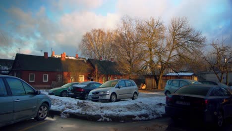 Coches-De-Segunda-Mano-En-Un-Aparcamiento-Cubierto-De-Nieve-En-Una-Zona-Residencial.