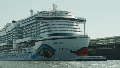Crucero-Aida-Prima-Atracado-En-Hamburgo-Junto-A-Un-Pequeño-Hafen-Barkasse