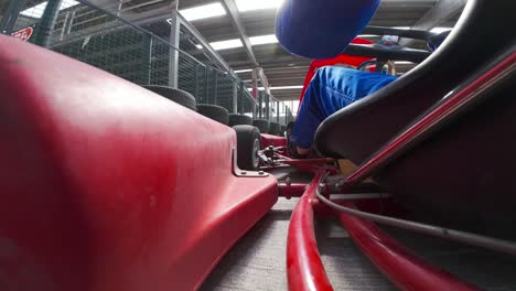 Kameraperspektive-Auf-Der-Go-Kart-Seite-Während-Des-Rennens-Auf-Der-Indoor--Und-Outdoor-Strecke-Montiert