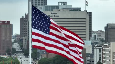 Bandera-Estadounidense-Ondeando-De-Manera-Prominente-Frente-Al-Edificio-Omaha-World-Herald