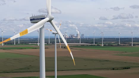 Parque-Eólico-Con-Turbinas-Y-Planta-De-Energía-Nuclear-De-Lausward-En-La-Distancia