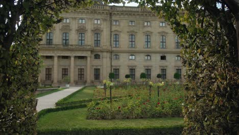 Empuje-A-Través-Del-Arco-De-Arbustos-Para-Revelar-La-Residencia-De-Würzburg,-Alemania