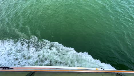 Draufsicht-Vom-Boot-Auf-Den-Wasserstrahl-Im-Meer