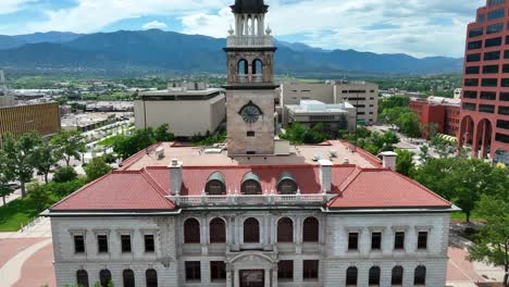 Toma-Aérea-En-Ascenso-Del-Edificio-Icónico-En-El-Centro-De-Colorado-Springs,-CO