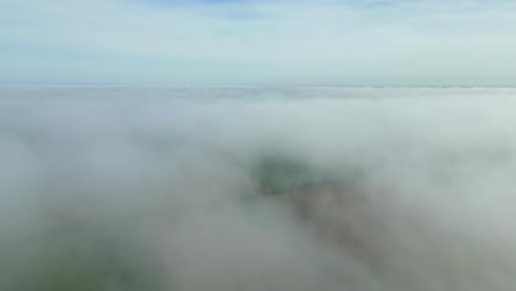 Weiße-Dicke-Wolken-Bedecken-Die-Ländliche-Landschaft-Während-Eines-Nebligen-Morgens