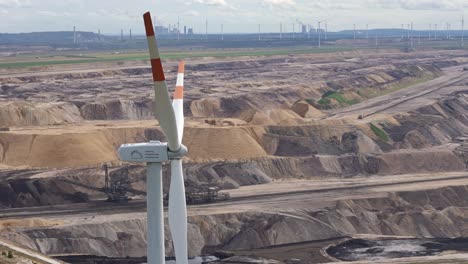 Una-Turbina-Eólica-En-Foco-Frente-A-La-Mina-A-Cielo-Abierto-De-Garzweiler.