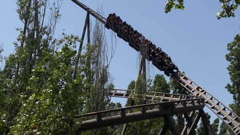 Paseo-En-Bucle-Vertical-De-Montaña-Rusa-En-El-Parque-De-Atracciones