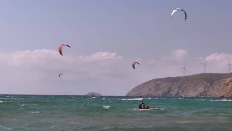 Kitesurfista-Se-Levanta-Y-Cabalga-En-Un-Océano-Agitado-En-Cefalonia,-Grecia,-Teleobjetivo