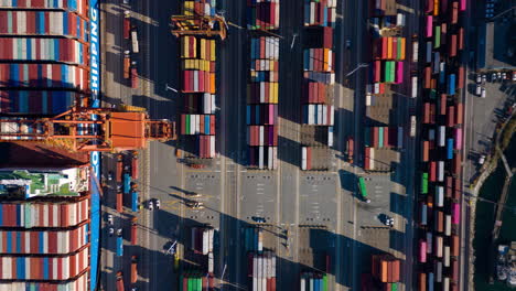 Container-Im-Hafen-Von-Vancouver,-Hyperlapse-Von-Oben-Nach-Unten