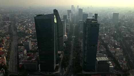 Vista-Aérea-Del-Paseo-De-La-Reforma-Con-Los-Edificios-Cubiertos-Y-Ocultos-Por-El-Smog,-La-Contaminación-Y-La-Mala-Calidad-Del-Aire.