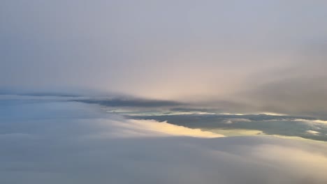 Ich-Flog-Frühmorgens-In-Einem-Echtzeitflug-Durch-Einen-Himmel-Voller-Bunter,-Flauschiger-Wolken,-Aufgenommen-Aus-Einer-Flugzeugkabine-In-7000-M-Höhe-In-Der-Nähe-Von-Barcelona,-Spanien