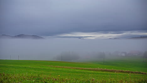 Las-Nubes-Bajas-En-Un-Valle-Solo-Revelan-Los-Picos-De-Las-Montañas-Circundantes.