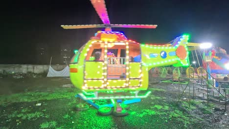 Los-Niños-Pequeños-Disfrutan-Del-Paseo-En-Helicóptero-Por-La-Noche.