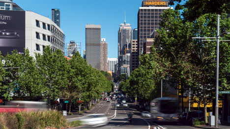 Two-way-traffic-moves-through-William-street-in-Sydney's-Kings-Cross-area,-timelapse