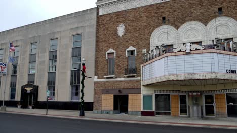 Verlassenes-Staatstheater-In-Anderson,-Indiana-Mit-Videoschwenk-Von-Links-Nach-Rechts-In-Zeitlupe