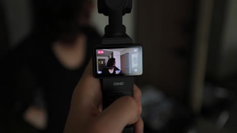 Modo-De-Seguimiento-Facial-Utilizado-En-La-Pantalla-LCD-Del-Dji-Osmo-Pocket-3-Siguiendo-A-Una-Mujer-Por-La-Habitación