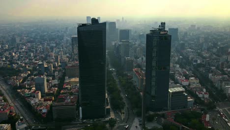 Hyperlapse-Aus-Der-Luft-Im-Orbit-Der-Reforma-Avenue-In-Mexiko-Stadt-CDMX,-Mit-Hohem-Fahrzeugverkehr-Und-Viel-Umweltverschmutzung-Und-Der-Estela-De-Luz