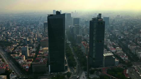 Hiperlapso-Aéreo-En-órbita-De-La-Avenida-Reforma-En-La-Ciudad-De-México-Cdmx,-Con-Alto-Tráfico-Vehicular-Y-Mucha-Contaminación-Y-La-Estela-De-Luz