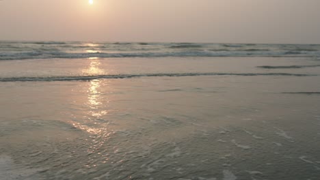 Ruhe-Eines-Tropischen-Paradieses,-Während-Die-Kamera-Die-Ruhige-Schönheit-Eines-Ruhigen-Strandes-Bei-Sonnenuntergang-Einfängt