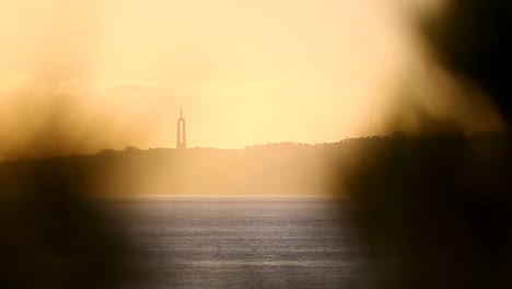 Malerische-Landschaftsansicht-Des-Sonnenuntergangs-Und-Des-Heiligtums-Des-Christus-König-Denkmals-Im-Hintergrund,-Portugal