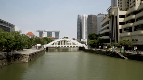 Blick-Auf-Die-Elgin-Brücke-über-Den-Singapore-River-Mit-Dem-Marina-Bay-Sands-Hotel-Im-Hintergrund
