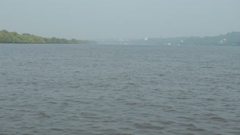 Ruhige-Szene-Mit-Blauem-Flusswasser-Aus-Der-Perspektive-Eines-Bootes-In-Indien