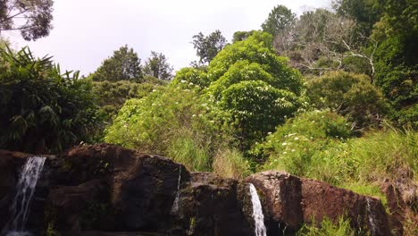 Gimbal-Dröhnt-Nach-Unten,-Aufnahme-Eines-Wasserfalls-Im-Malerischen-Waimea-Canyon-Auf-Der-Hawaiianischen-Insel-Kaua&#39;i