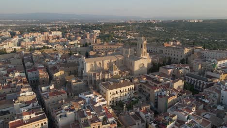 Eine-Ruhige-Kreisförmige-Drohnenaufnahme-Der-Kathedrale-Von-Tarragona-Im-Morgenlicht