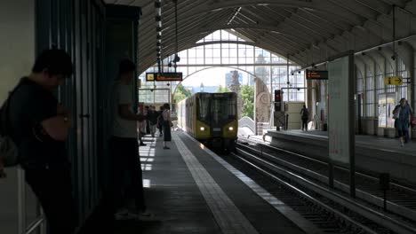 El-Tren-A-Pankow-Llega-Al-Andén-De-La-Estación.