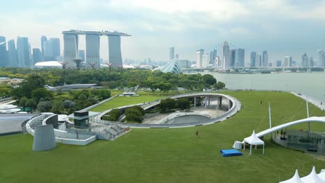 Luftaufnahme-Des-Staudamms-Des-Jachthafens,-Ein-Beeindruckendes-Wunderwerk-Der-Ingenieurskunst-Und-Ein-Wichtiger-Teil-Der-Nachhaltigen-Entwicklung-Singapurs,-Der-Die-Skyline-Der-Stadt-Am-Horizont-Enthüllt