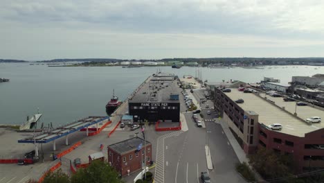 Vista-Aérea-Del-Muelle-Estatal-De-Maine-En-La-Ciudad-De-Portland,-Frente-Al-Mar-En-La-Bahía-De-Casco