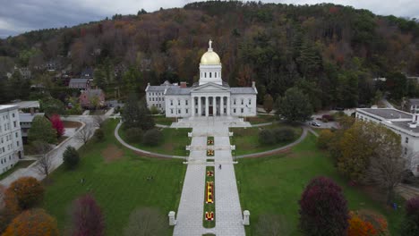 Toma-Aérea-De-Caída-Hacia-Adelante-De-La-Casa-Estatal-De-Vermont-Y-El-Camino-Cerca-De-La-Ladera