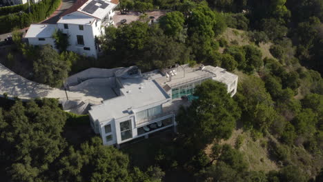 4K-Luftaufnahme-Eines-Modernen-Hanghauses-Aus-Der-Mitte-Des-Jahrhunderts-In-Beverly-Hills,-Kalifornien
