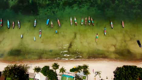 Vogelperspektive-Eines-Longtail-Bootes-Am-Sairee-Strand-Auf-Der-Insel-Ko-Tao,-Thailand