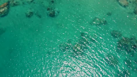 Una-Toma-Aérea-De-Revelación-Lenta-Con-Un-Dron-Que-Muestra-A-Algunos-Turistas-Nadando-Y-Tomando-El-Sol-En-Las-Arenas-Blancas-Y-Las-Aguas-Cristalinas-De-La-Playa-De-Ao-Hin-Wong-En-La-Isla-De-Koh-Tao-En-Tailandia