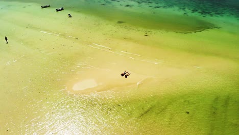 Ich-Schwebe-Oben-Für-Eine-Orbitale-Drohnenaufnahme-Einiger-Touristen,-Die-Sich-Auf-Einer-Sandbank-Am-Strand-Von-Choeng-Mon-Auf-Der-Insel-Koh-Tao-In-Der-Provinz-Surat-Thani,-Thailand,-Sonnen