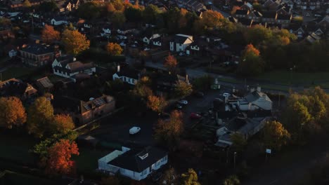 Britische-Nachbarschaftswohnungsluftaufnahme-Mit-Blick-Auf-Die-Herbstlich-Gefärbten-Dächer-Des-Frühen-Morgensonnenaufgangs