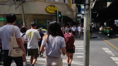 Turistas,-Jornaleros-Y-Personas-Al-Azar-Cruzando-Una-Concurrida-Calle-De-La-Ciudad-De-Sukhumvit,-Bangkok,-Tailandia