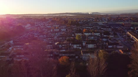 Britisches-Stadthaus-Gemeinschaftsgrundstück,-Luftaufnahme-Mit-Sonnenaufgang-Am-Frühen-Morgen,-Licht-Leckt-über-Herbstlich-Gefärbte-Bäume-Und-Dächer
