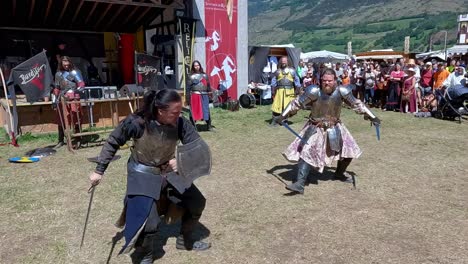 Una-Escena-De-Lucha-Con-Espadas-Interpretada-Por-Burdyri,-Un-Equipo-Profesional-De-Combate-Con-Espadas-Y-Escenario,-Durante-Los-Juegos-Medievales-Del-Tirol-Del-Sur.