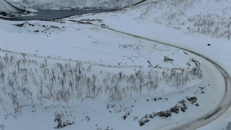 Drohnenansicht-In-Der-Gegend-Von-Tromsø-Im-Winter,-Flug-über-Weiße-Berge-In-Norwegen-Zwischen-Tälern,-Draufsicht