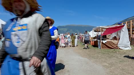 Besucher-Und-Teilnehmer-Der-Südtiroler-Mittelalterspiele-Spazieren-über-Das-Gelände