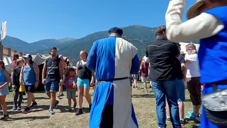 Visitors-and-participants-of-the-South-Tyrolean-Medieval-Games-walk-around-the-grounds