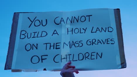Plakat-Beim-Nationalmarsch-Für-Palästina--Und-Gaza-Proteste-In-London,-Großbritannien-–-„Auf-Den-Massengräbern-Von-Kindern-Kann-Man-Kein-Heiliges-Land-Errichten.“
