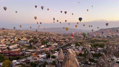 Kappadokien-Live-Ansicht-Heute-Heißluftballon-Fliegen-Jetzt-In-Der-Dämmerung-Am-Frühen-Morgen-Vor-Sonnenaufgang-Nach-Sonnenuntergang,-Wenn-Die-Stadt-In-Flammen-Steht-Flugzeug-Weite-Landschaftsansicht-Rock-Mountain-House-Türkei-Istanbul