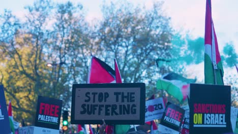 Pancartas-De-Protesta-Y-Banderas-Palestinas-En-La-Marcha-Nacional-Por-Palestina-Y-Gaza-En-Londres,-Reino-Unido