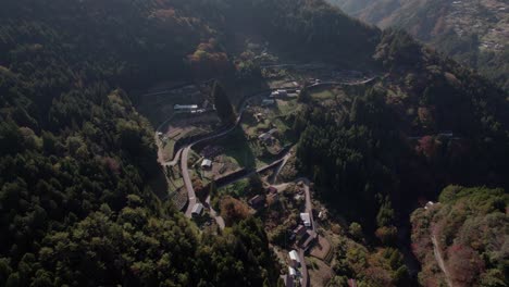 Vuelo-Sobre-Un-Pequeño-Pueblo-Japonés-En-El-Valle-De-Iya-Entre-Las-Montañas-De-Shikoku