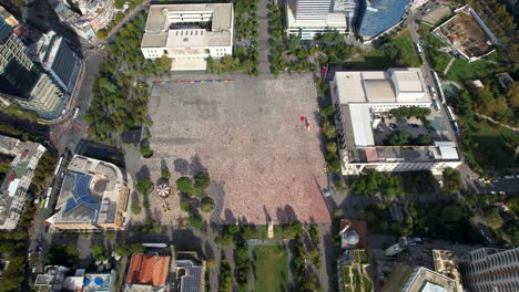 Tirana-Enthüllt:-Luftdrohnenperspektiven-Zeigen-Das-Dynamische-Herz-Der-Albanischen-Hauptstadt-Und-Enthüllen-Ihr-Zentrum,-Ihre-Gebäude,-Straßen-Und-Viertel