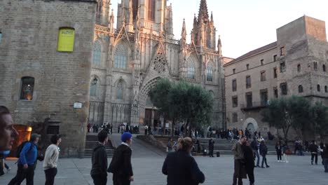 La-Gente-Camina-En-El-Hito-Urbano-De-La-Catedral-Gótica-De-Barcelona,-España,-La-Antigua-Plaza