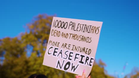 Cartel-De-Protesta-&quot;alto-El-Fuego-Ahora&quot;-En-La-Marcha-Nacional-Por-Palestina-Y-Gaza-En-Londres,-Reino-Unido